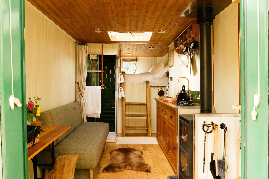Take a 1960s Bedford lorry, add some serious design skill &amp; a whole lot of love &amp; what do you get? This Northumberland gem! 🚚

📍 The House Box, Northumberland
🔗 bit.ly/3odYpYp
#️⃣ #glamping #northumberland #horsebox #bedford #vintage