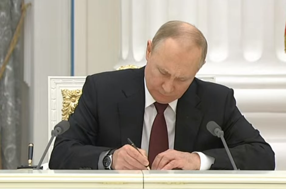 rianru's tweet photo. ⚡️ Путин подписал договоры с ДНР и ЛНР о сотрудничестве https://t.co/EmyUQXRbNI