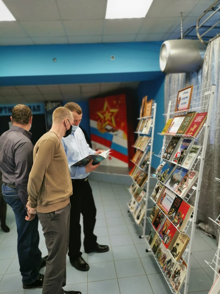 swoya3's tweet photo. В @DkRuslan в честь праздника ко Дню защитника Отечества @swoya3 представила книжные выставки "Пётр I" к 350-летию императора, "Отвага, мужество и честь" о различных родах войск, "Ульяновск-город трудовой доблести" и "Улицы наших героев" #ЦБС https://t.co/v5UTrd2ZD8