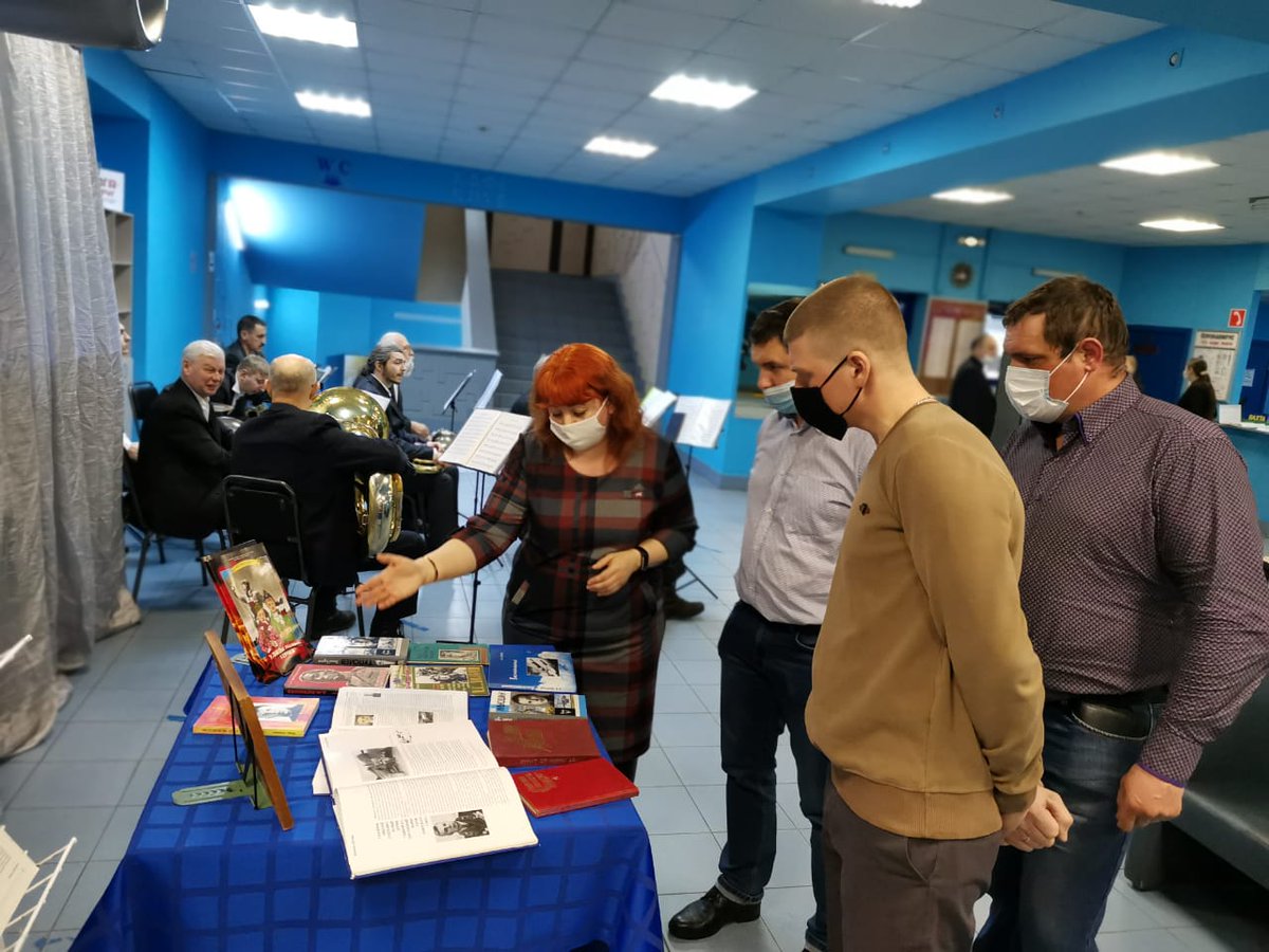 В <a href="/DkRuslan/">ДК Руслан</a> в честь праздника ко Дню защитника Отечества <a href="/swoya3/">Библиотека Зырина</a> представила книжные выставки "Пётр I" к 350-летию императора, "Отвага, мужество и честь" о различных родах войск, "Ульяновск-город трудовой доблести" и "Улицы наших героев" #ЦБС