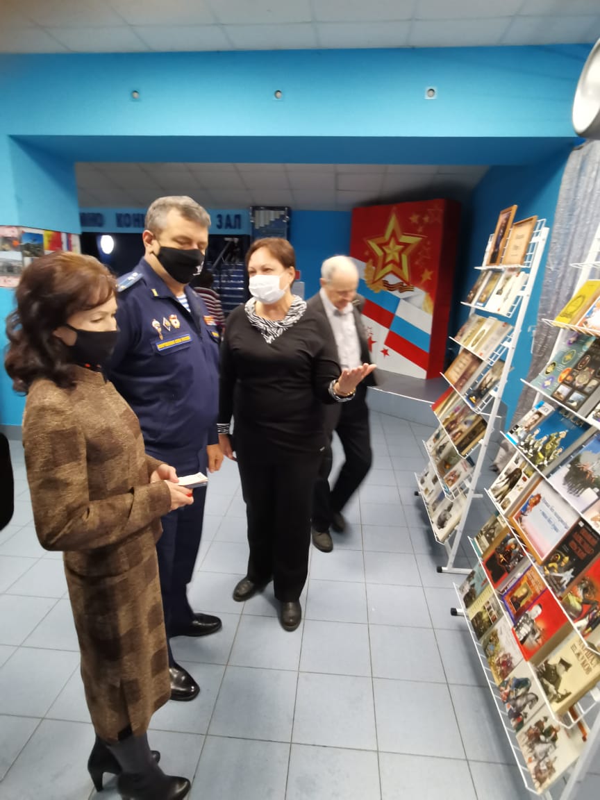 В <a href="/DkRuslan/">ДК Руслан</a> в честь праздника ко Дню защитника Отечества <a href="/swoya3/">Библиотека Зырина</a> представила книжные выставки "Пётр I" к 350-летию императора, "Отвага, мужество и честь" о различных родах войск, "Ульяновск-город трудовой доблести" и "Улицы наших героев" #ЦБС