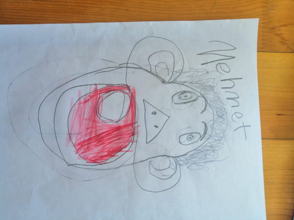 1.sınıftaki yeğenimin ablama; anne bugün öğretmen herkes yanındaki arkadaşının resmini çizsin dedi bende Mehmet’i çizdim Mehmet bana kızdı demiş.
Ve yeğenimin çizdiği Mehmet öxödmsmsksk