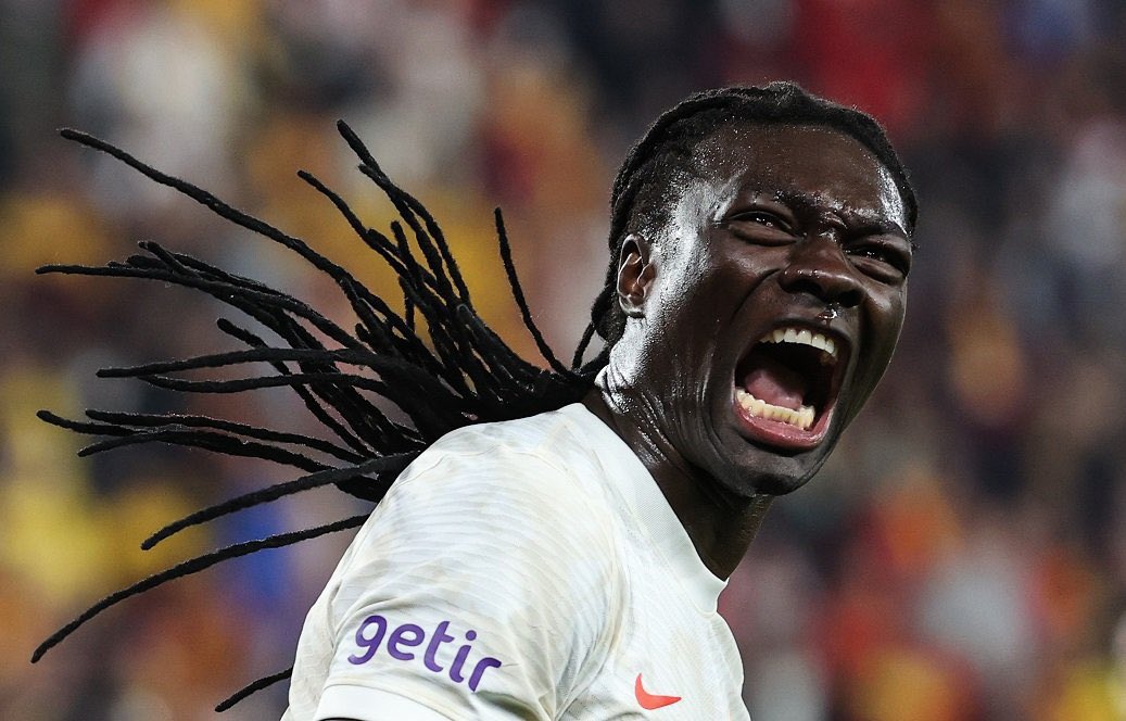 Penalti aleyhimize verilirken ses yok ama lehimize verilirken kara gece.4 penaltinin da dogru oldugunu herkes biliyo ama isinize gelmez.Sadece göztepeye degil baskalarina da saplamis gomis😂
#gomis #GÖZvGS 
#İzmirdeKaraGece