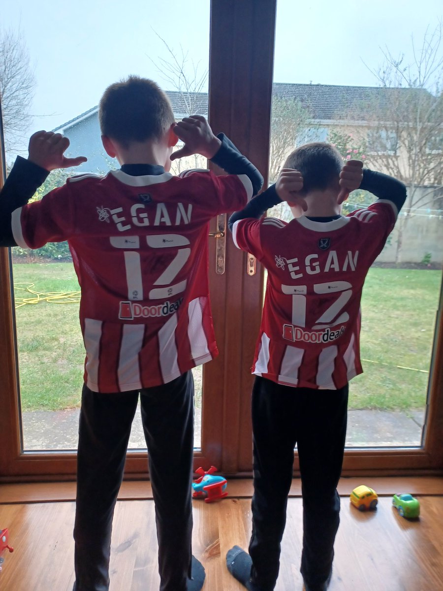 Great weekend following the Blades. Super win and as always well looked after by <a href="/JohnEgan92/">John Egan</a>.2 happy boys with their new jersies👌❤🤍