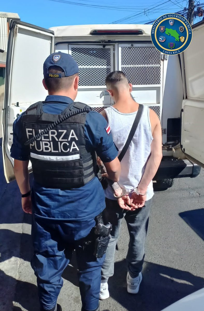 fuerzapublicaCR's tweet photo. #Alajuelita
Logramos la detención de un sujeto de apellido Chacón quien mantenía en su poder un arma de fuego sin ninguna documentación. Él mantiene amplio expediente policial.
En otro caso la @fuerzapublicaCR sorprendió a un sujeto de apellido Zamora dentro de una vivienda. https://t.co/DJfLdVoCB9