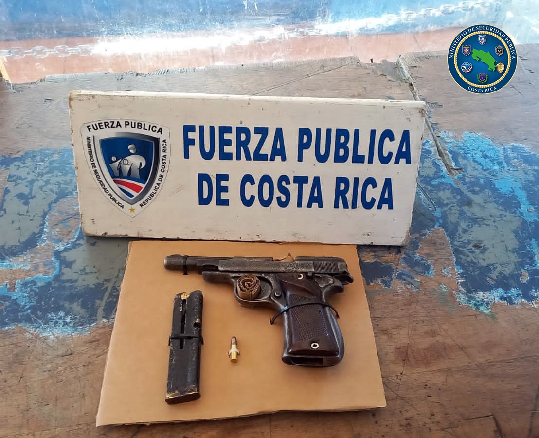 fuerzapublicaCR's tweet photo. #Alajuelita
Logramos la detención de un sujeto de apellido Chacón quien mantenía en su poder un arma de fuego sin ninguna documentación. Él mantiene amplio expediente policial.
En otro caso la @fuerzapublicaCR sorprendió a un sujeto de apellido Zamora dentro de una vivienda. https://t.co/DJfLdVoCB9
