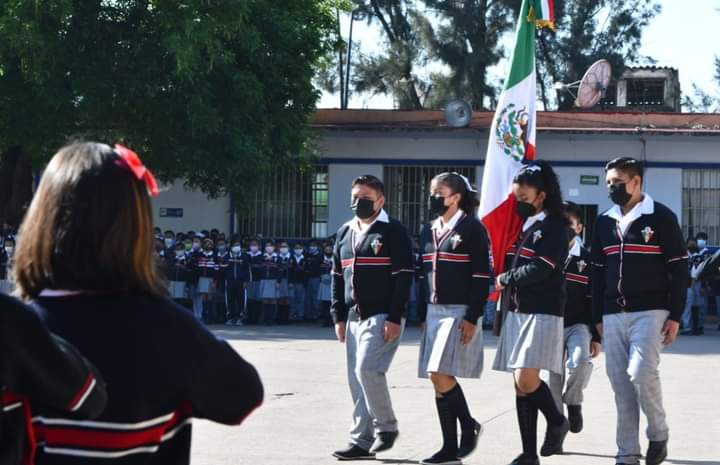 Fomentar el orgullo e identidad por nuestra tierra es tarea de todos, por ello, autoridades municipales junto a maestros, padres de familia y estudiantes de la primaria 20 de Noviembre, realizaron honores a la bandera como parte del Programa Anual de Actos Cívicos.