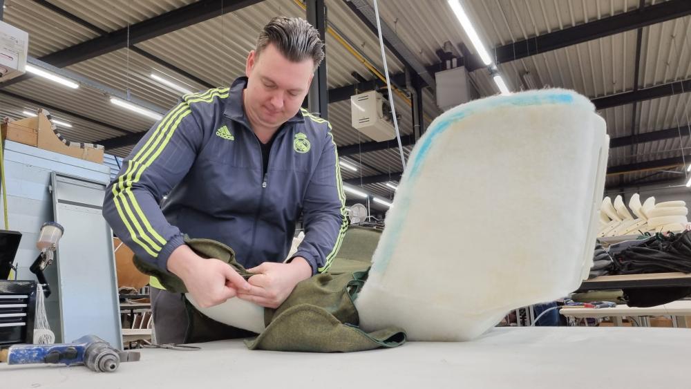 VOKA_Limburg's tweet photo. We halen bij @VOKA_Limburg werkplekopleiding “Meubelstoffeerder” onder het stof vandaan! #samenondernemen #samengroeien @ESFVlaanderen https://t.co/5uZgN8r67P