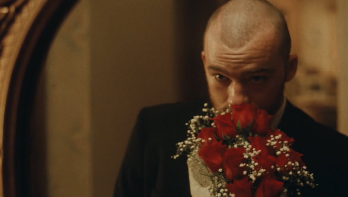 prideprejucide's tweet photo. WAIT HOW DID FEZ’S FLOWERS FOR LEXI END UP ON THE STAGE I- https://t.co/KoipJEhZlS
