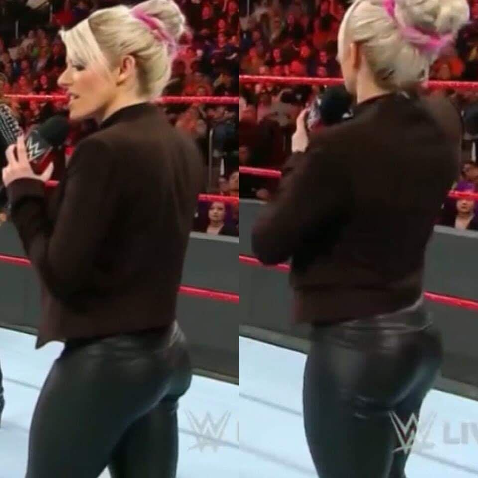 Alexa Bliss in those tight leather pants 😩 🍑. 