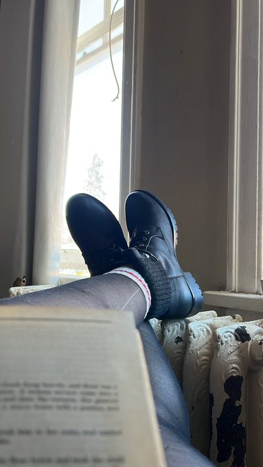 Reading in my schlong stompers 🥰 https://t.co/LYsvuiW2PU