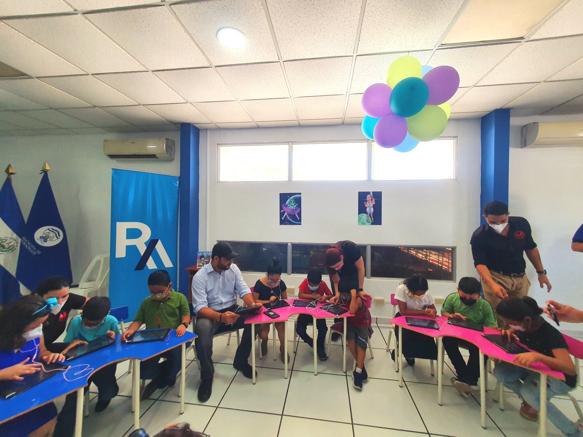 AlcaldiaSN_'s tweet photo. En estos momentos nuestro alcalde municipal, @RafaelArevaloES en el Centro de Desarrollo Integral, compartiendo con niños que son parte del programa de becas de inglés.
#Sonsonate
#becas
#programadeingles https://t.co/rdOcdpOHqO
