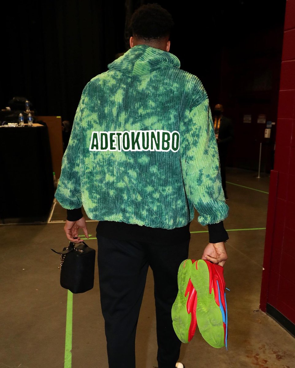Giannis rocking the Nigerian calling code (+234) and his Yoruba name “Adetokunbo” on this @whatsapp hoodie 🇳🇬💚

(via <a href="/WhatsApp/">WhatsApp</a>)