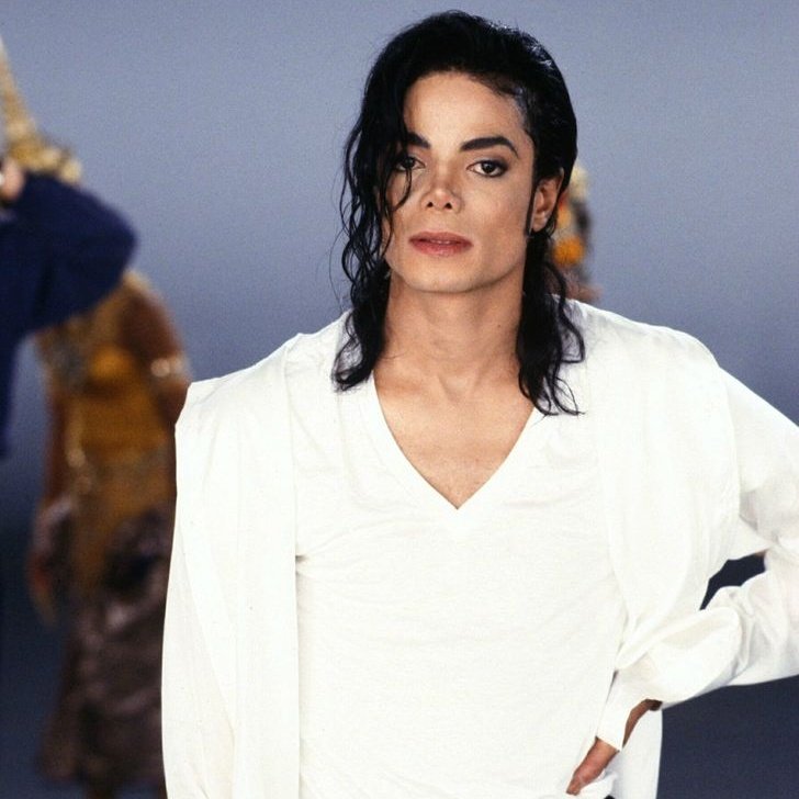 El cantante canadiense Justin Bieber supera un récord que le pertenecía a Michael Jackson,  convirtiéndose en el artista solista masculino en lograr posicionar más canciones en el puesto #1 en las radios de Estados Unidos.  🔝🔥