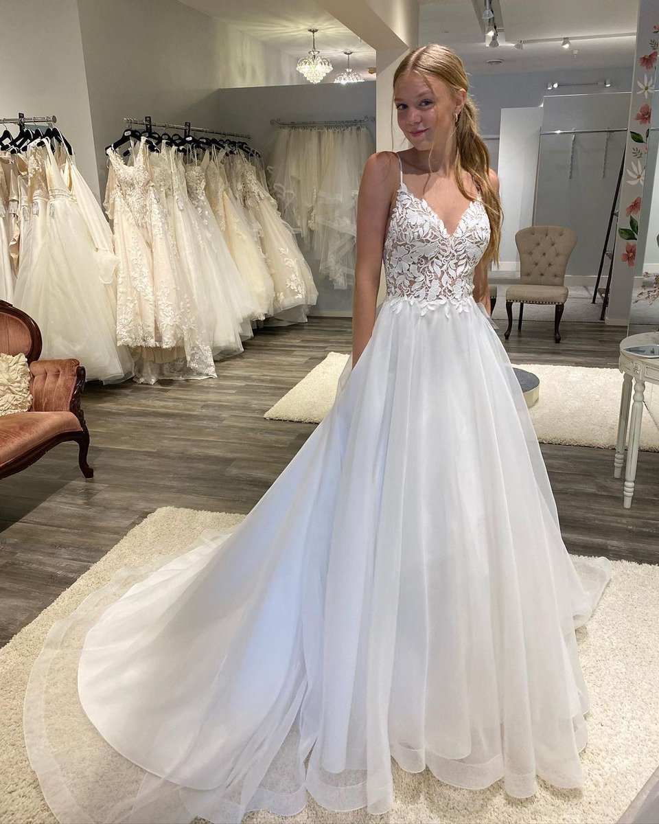 MikaellaBridal's tweet photo. Mikaella #style2225 is a classic ๐ This wedding dress gives a modern update to the timeless ballgown silhouette โจ #mikaellabridal #classicbride #organzaweddingdress https://t.co/dcyRN1mKiM