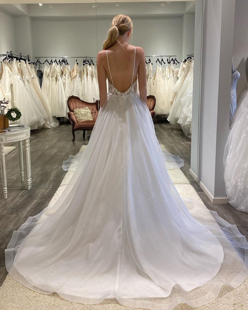 MikaellaBridal's tweet photo. Mikaella #style2225 is a classic ๐ This wedding dress gives a modern update to the timeless ballgown silhouette โจ #mikaellabridal #classicbride #organzaweddingdress https://t.co/dcyRN1mKiM