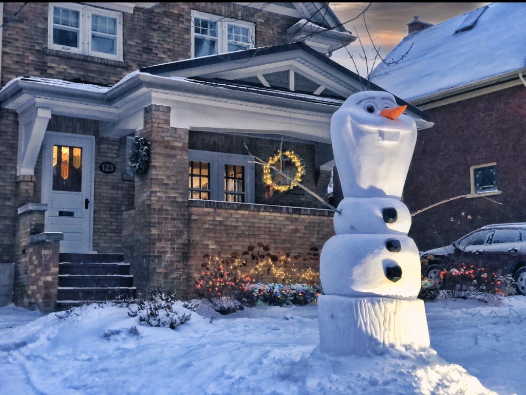 Goodable's tweet image. Only in Canada:

This is how one neighbor has been bringing joy to his neighborhood. His snow sculptures include Baby Yoda, Olaf, Mick Jagger, and more.

🇨🇦❄️