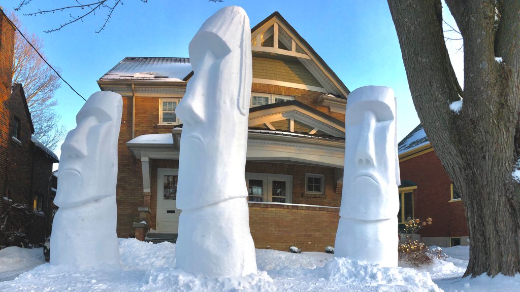 Goodable's tweet image. Only in Canada:

This is how one neighbor has been bringing joy to his neighborhood. His snow sculptures include Baby Yoda, Olaf, Mick Jagger, and more.

🇨🇦❄️
