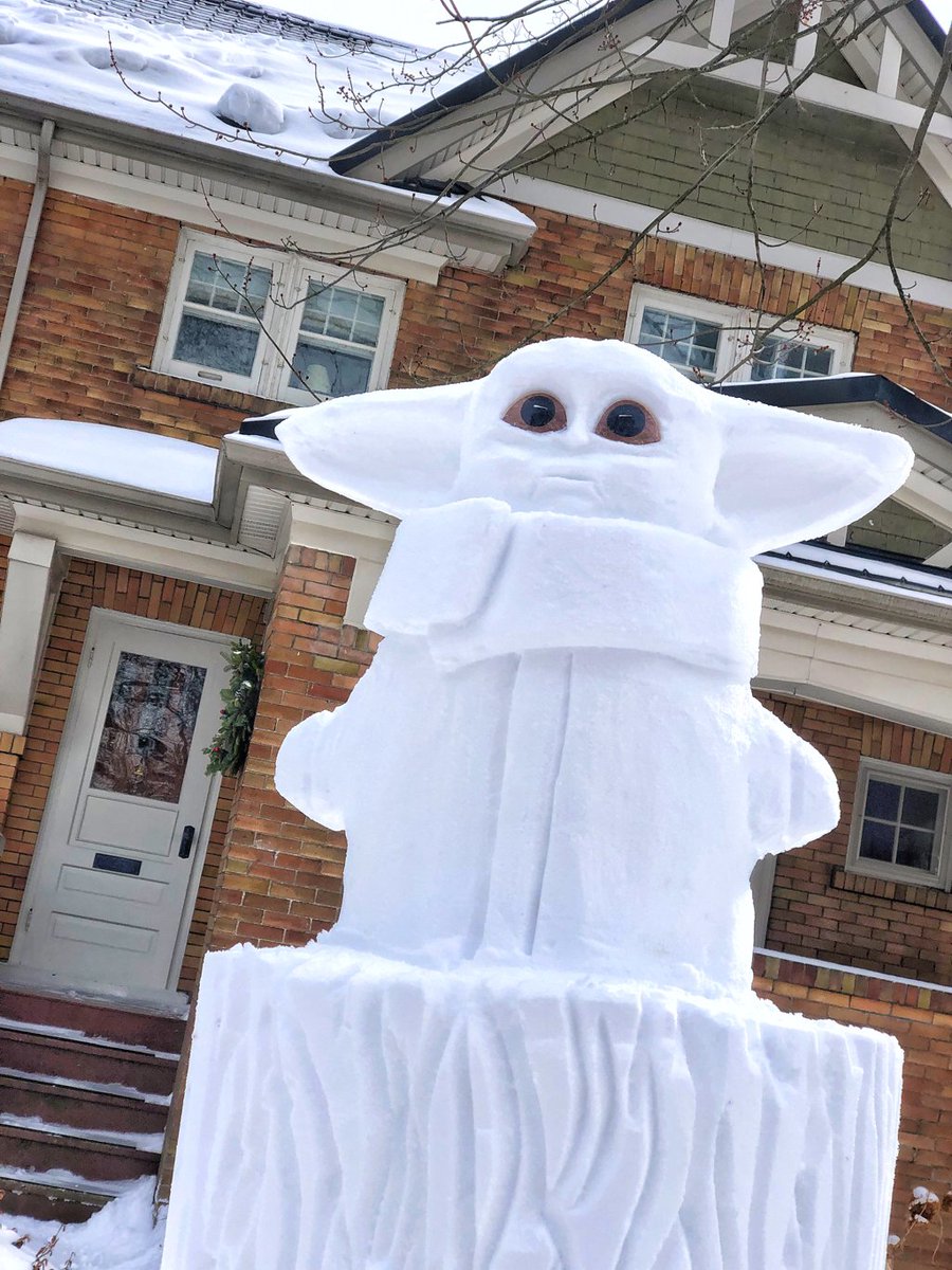 Goodable's tweet image. Only in Canada:

This is how one neighbor has been bringing joy to his neighborhood. His snow sculptures include Baby Yoda, Olaf, Mick Jagger, and more.

🇨🇦❄️