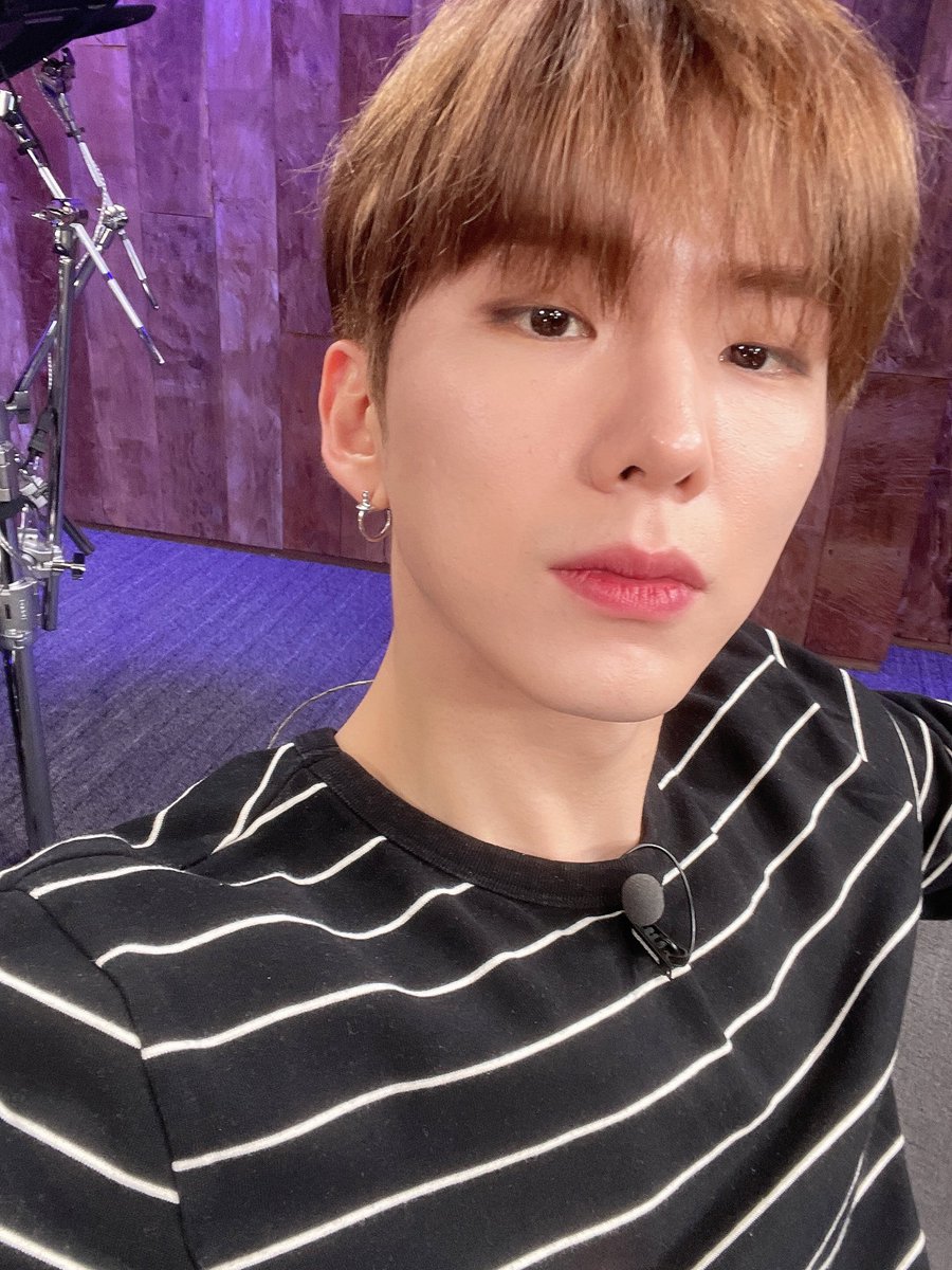 MX_WH_FCFR's tweet photo. 220221  De Monsta X

[MONSTAX_KH]

            - Maintenant -

Late Night Idol en direct 
 
* 4 photos

#KIHYUN #기현
#Winnie https://t.co/c4LbstwN32
