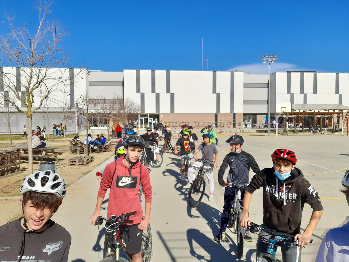 Alex_Pereznav's tweet photo. Segon dia de PCT de Cicloturisme i BTT dels alumnes de @INS_Pla_Marcell. Aprenem, compartim, reflexionem i ens cuidem a cop de pedal! Taller d'alforges cicloturistes amb @marakienbici. Demà barretes energètiques amb la mirada posada a l'acampada que preparen els alumnes ESO i IFE https://t.co/QTJeOGUGxu
