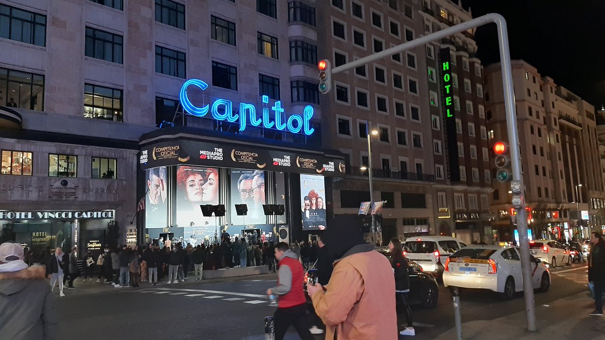 Ni 30 metros separan un estreno de cine de personas que duermen al raso en la Gran Vía: he contabilizado, en un solo lado, ocho personas, 8, en plena arteria "que nunca se apaga" e imagino que será porque se sienten más protegidas (al tiempo que nosotros, más contrariados).