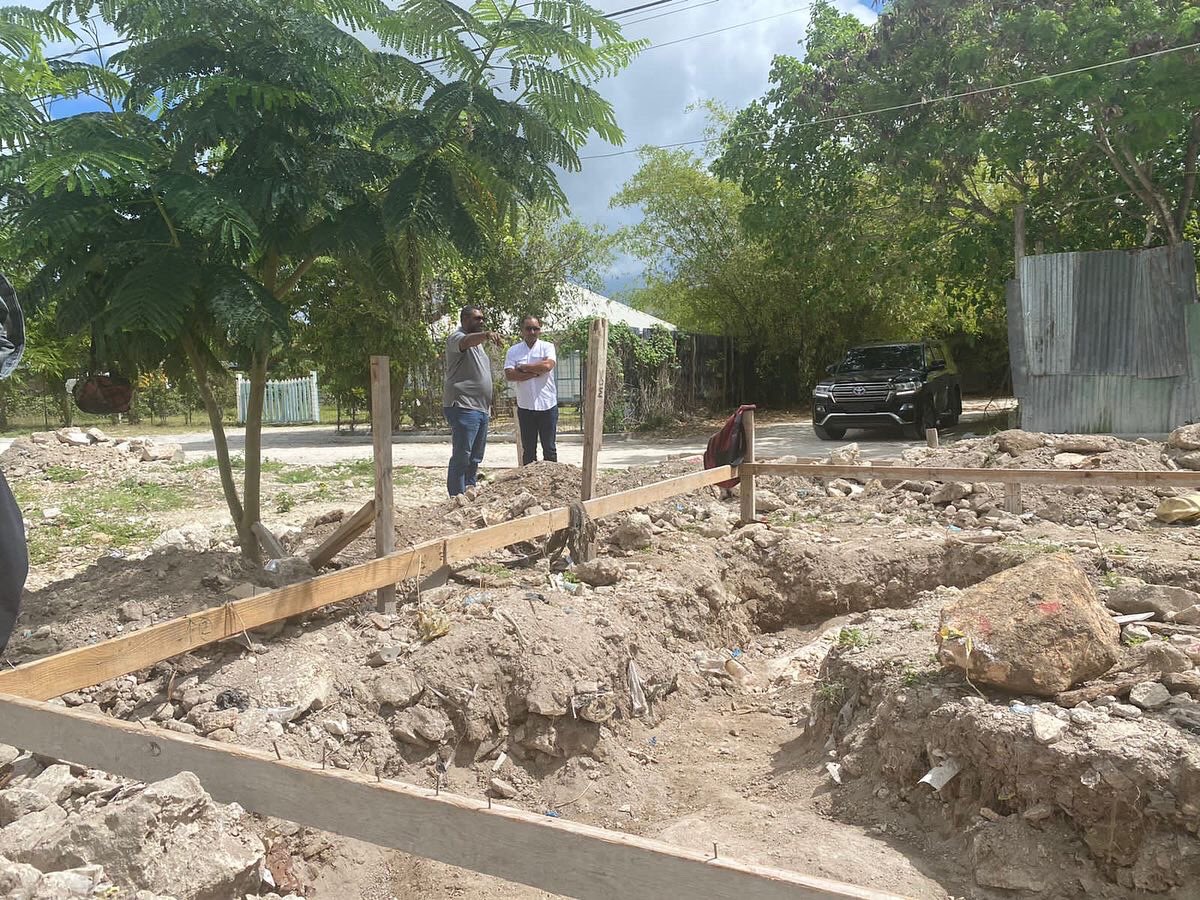 AyuntamientoVPC's tweet photo. #MANOLITO SIGUE ACTIVO EN EL DISTRITO #VERONPC
El Alcalde distrital Manolito Ramírez supervisò los trabajos del Parque Ercilia Pepen en el sector Don Rogelio #Veròn.
#AyuntamientoAVPC https://t.co/6AU7CRS18S