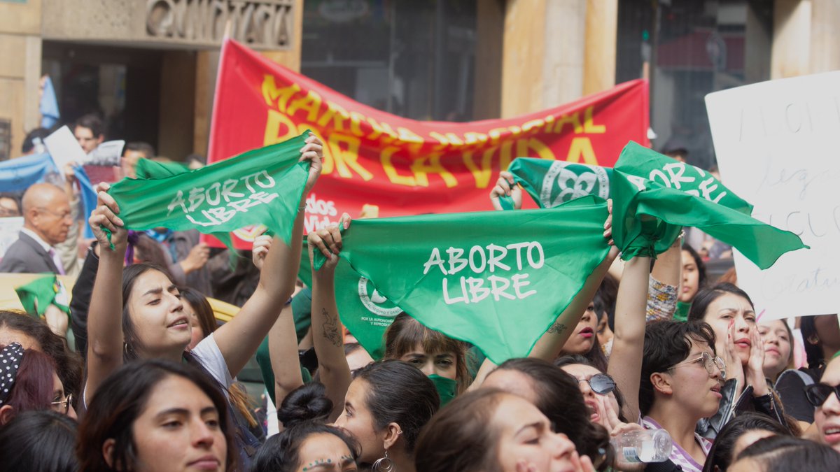 La <a href="/CConstitucional/">Corte Constitucional</a> decidió despenalizar el aborto totalmente durante las primeras 24 semanas de embarazo.

Es una decisión histórica, aunque no la que esperaban los impulsores de la despenalización.

Hilo 🧶