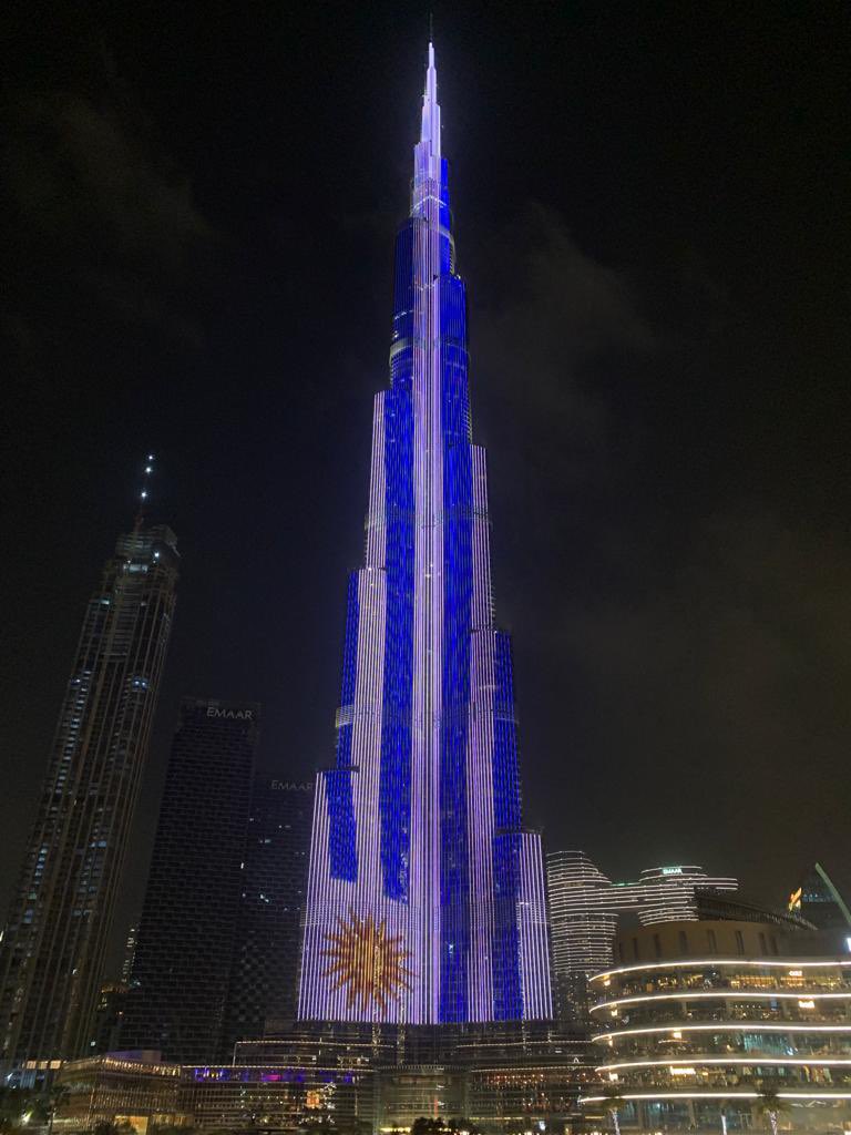Difícil dimensionar desde lejos lo que significa q el gobierno emiratí haya vestido al #BurjKhalifa con los colores de #Uruguay. Eriza… y es reflejo del trabajo coordinado de mucha gente y sobre todo del impacto que ha tenido la visita de <a href="/LuisLacallePou/">Luis Lacalle Pou</a> y los ministros.