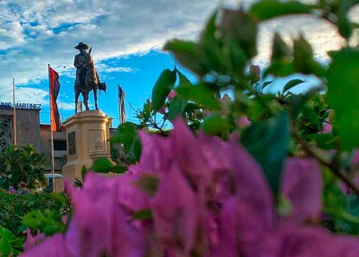 canaltn8's tweet image. #Nicaragua | Nicaragua rendirá homenaje al General Augusto C. Sandino

 Esta tarde el Presidente Daniel Ortega junto a la Vicepresidenta Rosario Murillo se reunirán ante el monumento de los Héroes Nacionales para rendir homenaje al Gral. Sandino     tn8.tv/nacionales/nic…