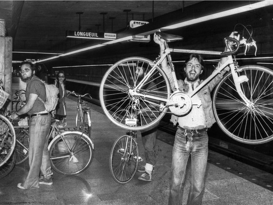 ReneSaintLouis's tweet photo. Le monde du vélo est en deuil à Montréal à la suite du décès de Robert Silverman, alias Bicycle Bob. Je vous en parle à 16h40 au 95,1FM @le1518 @icimontreal #polMtl #VéloMtl crédit photo: Fonds Le Monde à Bicyclette https://t.co/BmBqlCKcex
