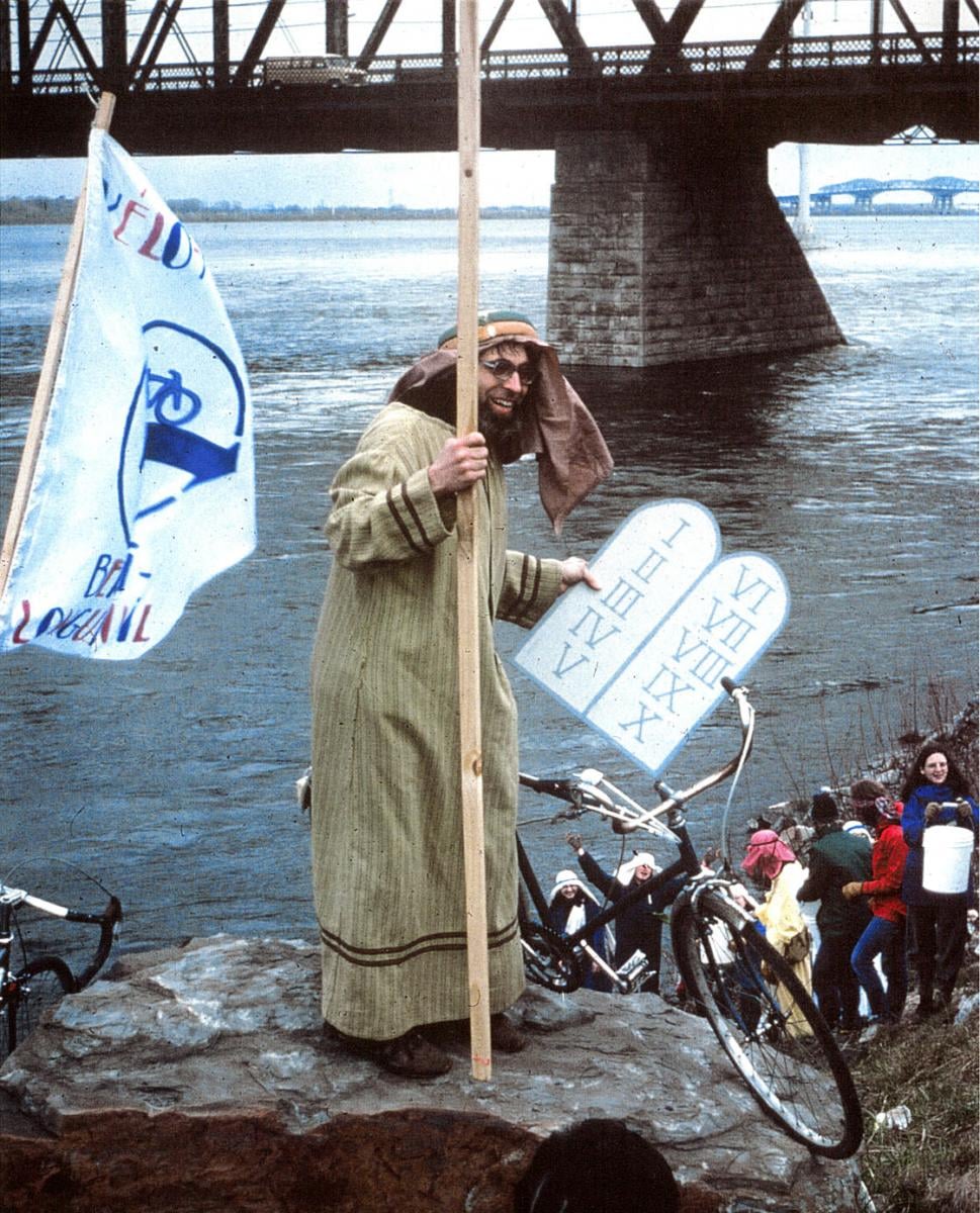 ReneSaintLouis's tweet photo. Le monde du vélo est en deuil à Montréal à la suite du décès de Robert Silverman, alias Bicycle Bob. Je vous en parle à 16h40 au 95,1FM @le1518 @icimontreal #polMtl #VéloMtl crédit photo: Fonds Le Monde à Bicyclette https://t.co/BmBqlCKcex