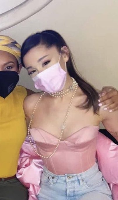 shawrianabot's tweet photo. SHAWN MENDES AND ARIANA GRANDE!! MY FAVORITE PEOPLE!!!😭😭😭 https://t.co/IPyeMzqi4A