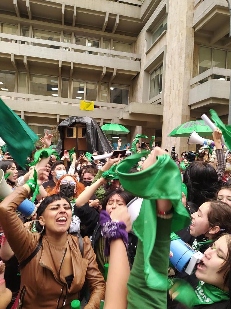 ¡La Corte Constitucional ha despenalizado el aborto en Colombia! A partir de ahora todas las mujeres y personas que abortan podremos hacerlo de manera libre hasta la semana 24, a partir de ese momento siguen vigentes las 3 causales de la Sentencia C355/2006, sin límite de semanas