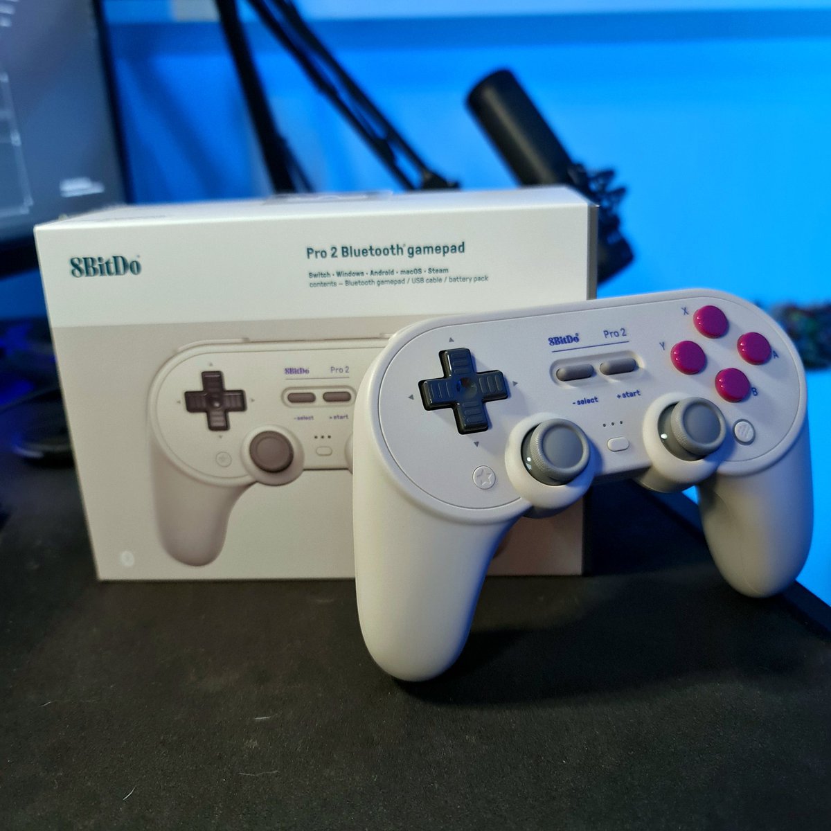DucaShow's tweet photo. A família @8BitDo acabou de receber um novo integrante aqui em casa, o #8bitdopro2!
Que jogo devo testar essa belezinha? https://t.co/gPsKlN1wS2