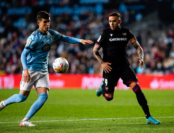 Roger ante Carlos Domínguez (Foto: Levante UD).