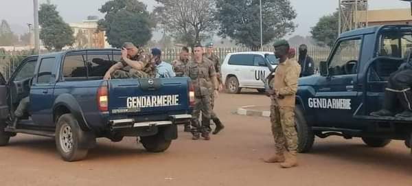 #RCA -- Six (6) officiers français tous membres de la garde rapprochée chef d'état-major de la <a href="/UN_CAR/">MINUSCA</a> ont été arrêtés par les FDS centrafricaine à l'aéroport de #Bangui.