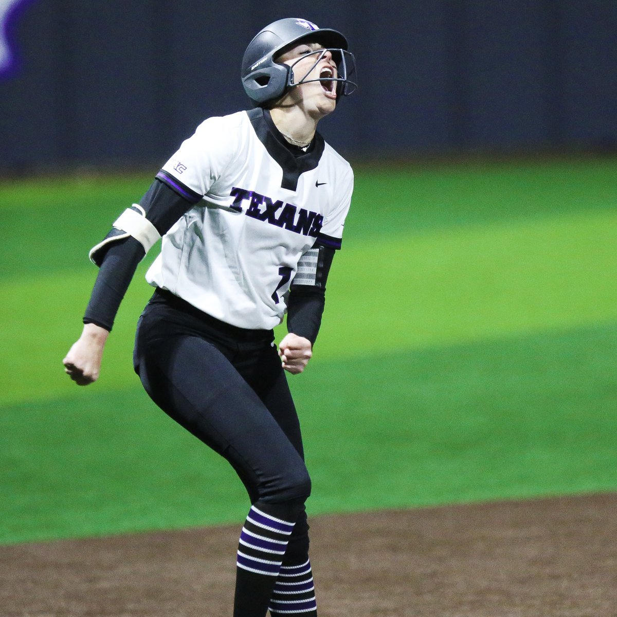 NCAASoftball's tweet photo. Vote for the #NCAASoftball Photo of the Week 📸

1️⃣ @FSU_Softball Knocking it out of the Park 🏞️
2️⃣ @UWSoftball Feeling mighty 😤
3️⃣ @TarletonSB Bringing the Energy ⚡️
4️⃣ @ArizonaSoftball Carried off in celebration 🙌 https://t.co/WOATVvSMBu