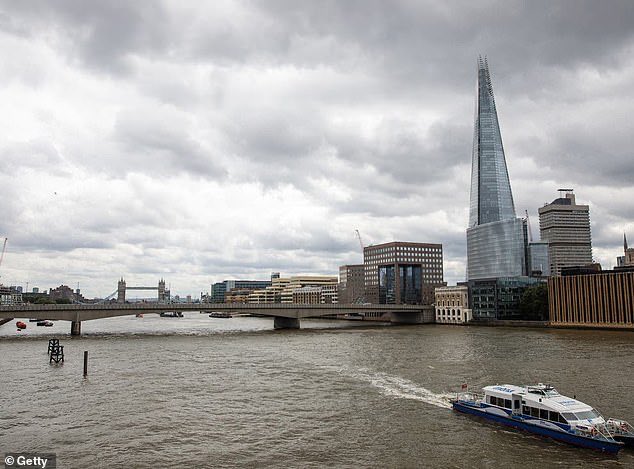 TheNorskaPaul's tweet photo. Rower finds 5,000-year-old human bone dating back to the end of the #StoneAge along #RiverThames ๐ณ
#SimonHunt was rowing along the river when he spotted it & #MuseumofLondon displaying it. https://t.co/QmdZbB2Q3O