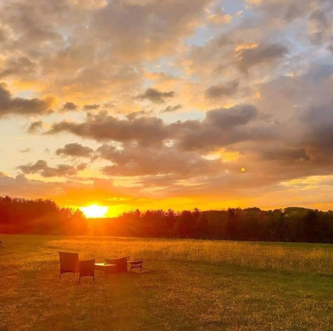 5 person, 6m Bell Tent has now arrived! Will have a double futon bed as well as 3 single futon beds - with own PRIVATE BATHROOM! rollingfieldsglamping.co.uk #sunset #oxfordshirebusiness  #belltents #oxfordshire #areaofoutstandingbeauty #glamping #familyglamping #summer2022 #holiday
