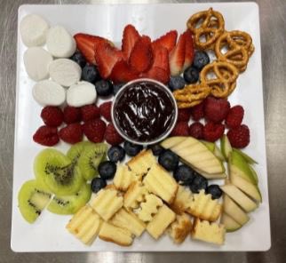hchsfacs's tweet image. Culinary 1 practices garnishing after knife skills. #goodeats #fruittray