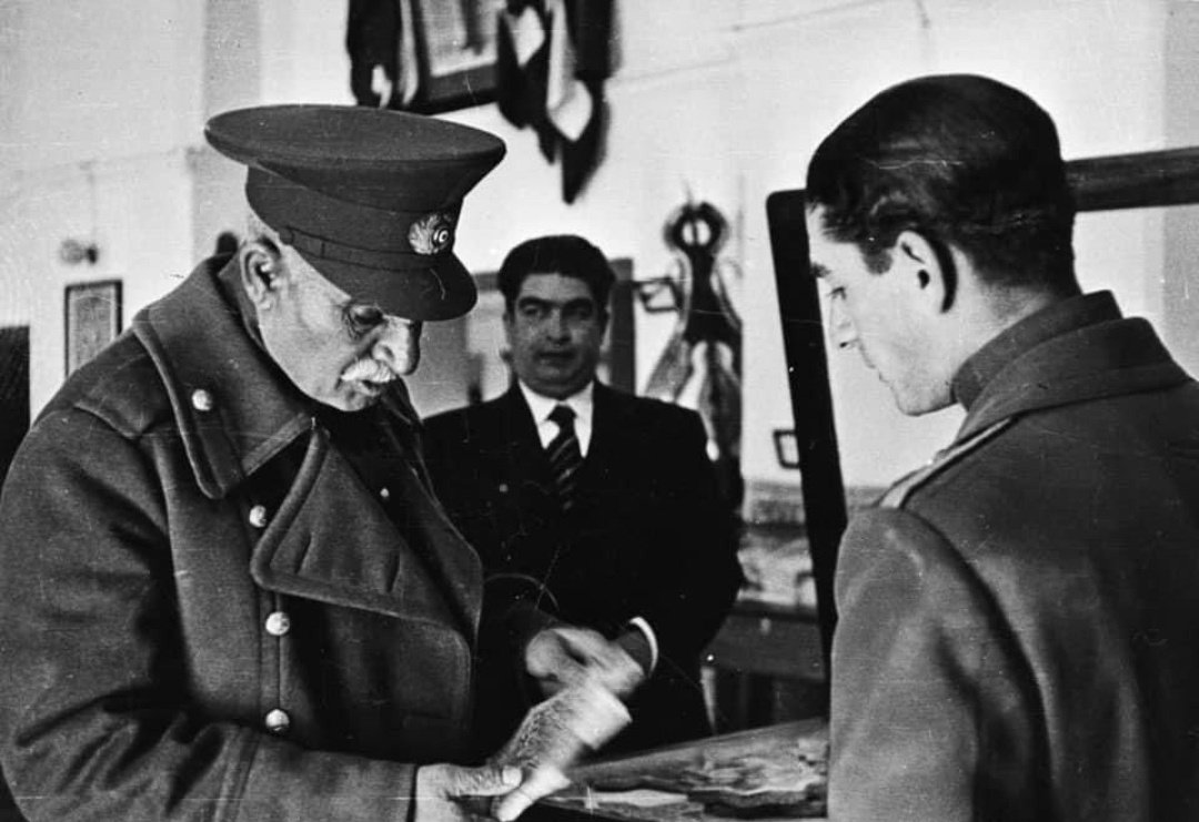 b2Kaveh's tweet image. مدتی پس ازکشف پیکر رضاشاه
پژواک نامش در فلات ایران چهرهی کشور را ناگهان و در بُهتِ نخبگان دگرگون کرده بود، میرفت تا در یک همزمانیِ معنیدار واقعیتی واپسراندهشده را از ناخودآگاه جمعی به انظار عمومی بازگرداند
بازگشت رضاشاه
پیکرش از دل خاک بازآمده بود⬇️