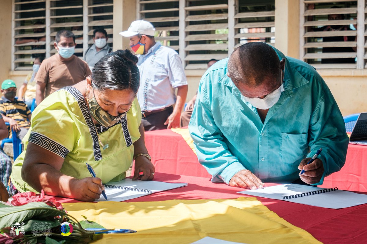 Women, youth, elders &amp; men Maya leaders from Santa Teresa &amp; Laguna village signed a boundary agreement to safeguard their lands — after many days &amp; nights of discussions, mapping &amp; negotiations.

#selfdetermination #autodelimitation #mayagovernance #mayalandrights #tenurefacility