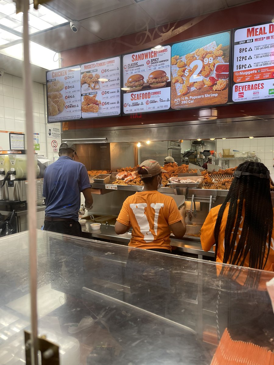 RT @GVVAAN: IDK HOW I FEEL ABOUT THIS NEW POPEYES UNIFORM, ANY THOUGHTS… https://t.co/HwgVl9Fn9E