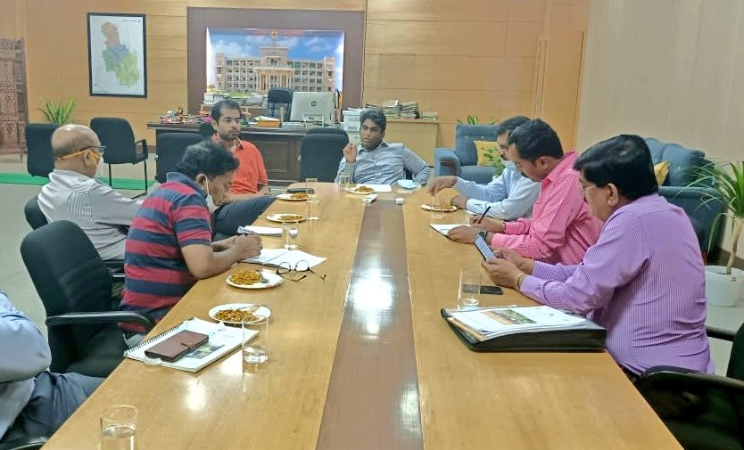 ZPramanagara's tweet photo. ಕೇಂದ್ರ ಗ್ರಾಮೀಣಾಭಿವೃದ್ಧಿ ಸಚಿವಾಲಯದ #CommonReviewMission ನ ಸದಸ್ಯರುಗಳಾದ ಡಾ.ಸತ್ರಾಲ ನಾಗಭೂಷಣ ರಾವ್, ಇಸುಕಪಲ್ಲಿ ರಾಮಚಂದ್ರ ರೆಡ್ಡಿ ಅವರು ಕನಕಪುರದ ಪ್ರವಾಸದ ನಂತರ ರಾಮನಗರ ಜಿಲ್ಲೆಯ ಜಿಲ್ಲಾಧಿಕಾರಿಗಳು ಡಾ.ರಾಕೇಶ್ ಕುಮಾರ್ ಕೆ. ಹಾಗೂ ಜಿಲ್ಲಾ‌ ಪಂಚಾಯತ್ ನ ಸಿಇಓ ಇಕ್ರಮ್ ಅವರನ್ನು ಭೇಟಿ ಮಾಡಿದರು https://t.co/7NsnYrh8f7