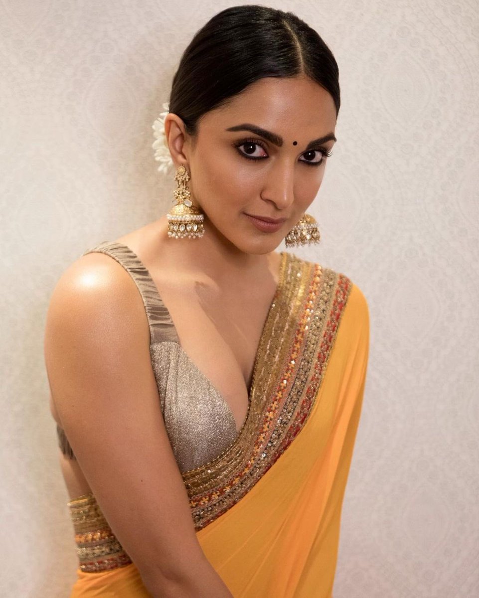 _whatsinthenews's tweet photo. “Be the reason someone smiles today.” 🧡🧡
#kiaraadvani #kiaraaliaadvani #kiara #kiaraadvanihot #kiarasky https://t.co/ASsplTJYKK