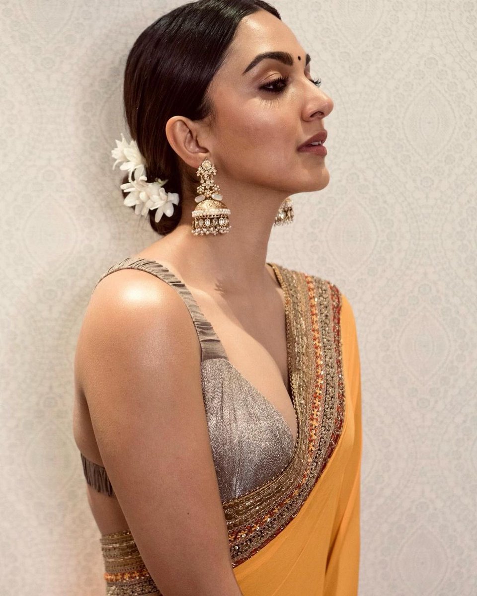 _whatsinthenews's tweet photo. “Be the reason someone smiles today.” 🧡🧡
#kiaraadvani #kiaraaliaadvani #kiara #kiaraadvanihot #kiarasky https://t.co/ASsplTJYKK