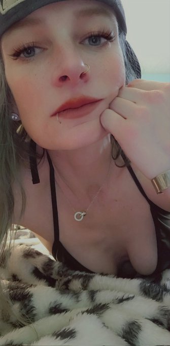 She's sun and rain, she's fire and ice  #beautiful #Mondayvibes https://t.co/LEJODTOxvU<a href="/tag/beautiful"class="tags">#beautiful</a><a href="/tag/mondayvibes"class="tags"><span>#mondayvibes</span></a>