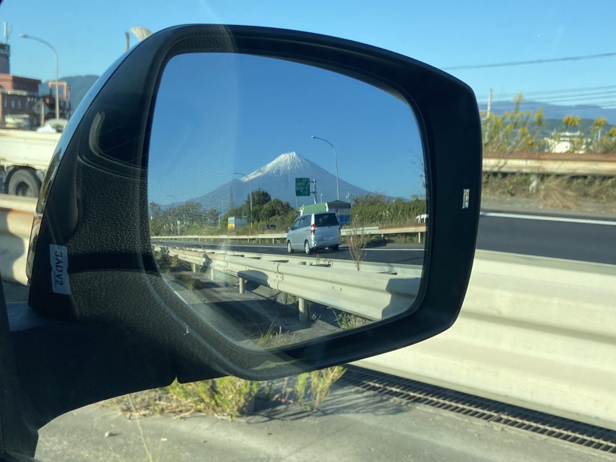 pukuichi's tweet photo. 2/23は天皇誕生日でお休みですが、
静岡県では　富士山223の日でも
あるのです‼︎

例年は、いろんな公営施設が
お得に楽しめたり、
イベントやっていたり…

そこで　今年もやります！
悶絶！　富士山🗻地獄

明日は
富士山ジェラートしか選べませーん
値段もダブル価格の￥430だけ‼︎ https://t.co/LA5XkV9TSd