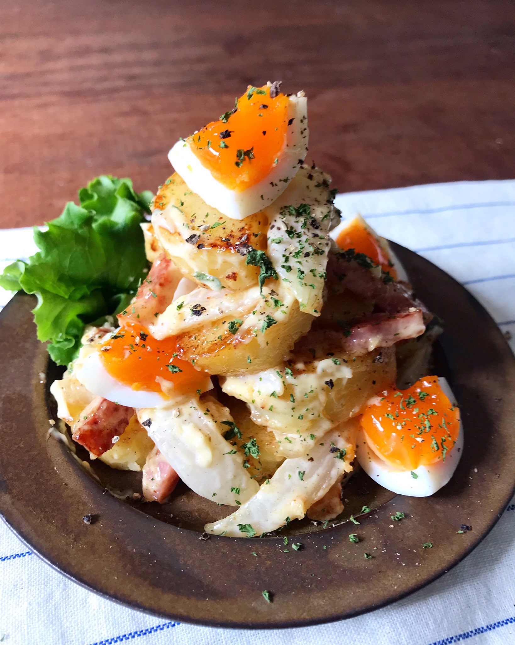 山本ゆり Syunkon レンジは600w めっちゃお勧めのポテトサラダ 半熟卵のジャーマンポテトサラダ じゃがいもと新 玉ねぎ ベーコンを焼いて塩胡椒 半熟卵を合わせキユーピー マヨネーズで和えるだけ シンプルな味付けなのに絶品 焼く時にも